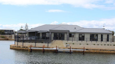 Port Bouvard Retreat - Large Family Friendly Canal Home With Private Jetty - Kempsey Accommodation 0