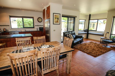 Avignon In Bright - Kempsey Accommodation 1