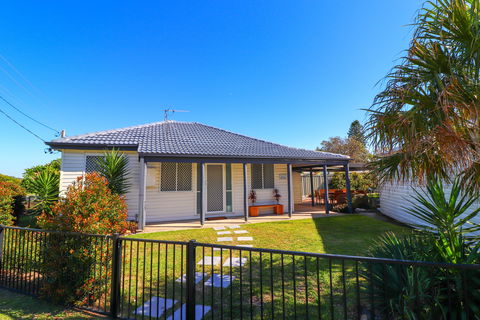 Beachside Cottage At Blacksmiths - Kempsey Accommodation 0