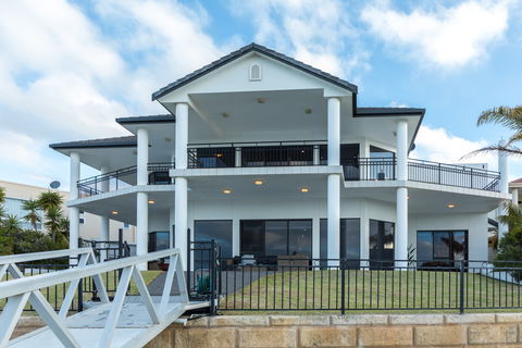 Port Lincoln Marina Luxury Escape - Kempsey Accommodation 1