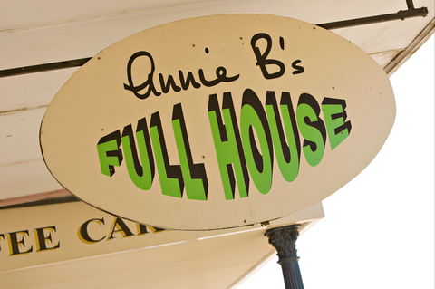 Annie B's Full House - Kempsey Accommodation 1
