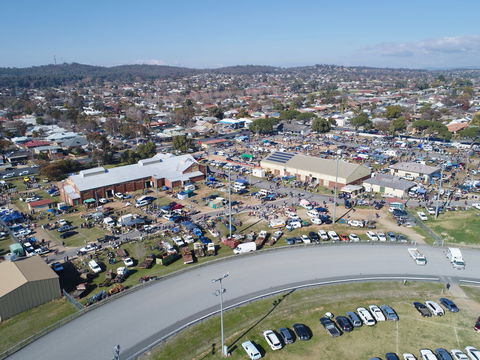 Wagga Swap Meet Run By  Classic And Historic Automobile Club Of Australia - Wagga Wagga Region - Kempsey Accommodation 0