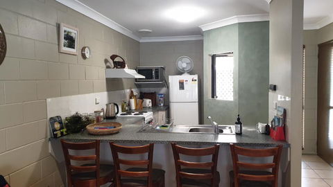 A City Retreat 2BR Apartment Reid Park Townsville - Kempsey Accommodation 6