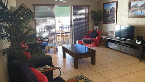 A City Retreat 2BR Apartment Reid Park Townsville - Kempsey Accommodation 5