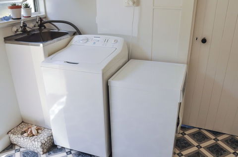 FALMOUTH Seadrift Cottage - Kempsey Accommodation 4