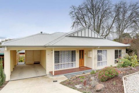 Edwards Rose - Kempsey Accommodation 0