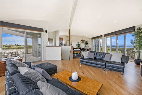 HEARNS BEACH HOUSE - Kempsey Accommodation 1