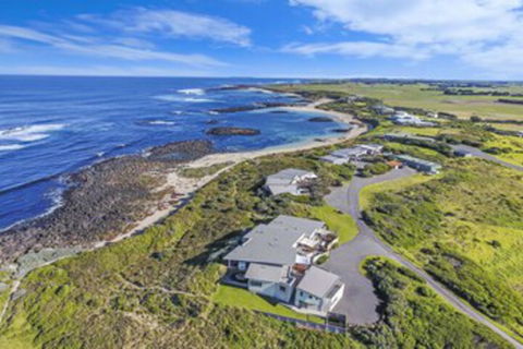 HEARNS BEACHSIDE VILLA 9 - Kempsey Accommodation 0