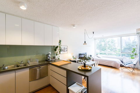 ISAAC, 1BDR South Melbourne Apartment - Kempsey Accommodation 1