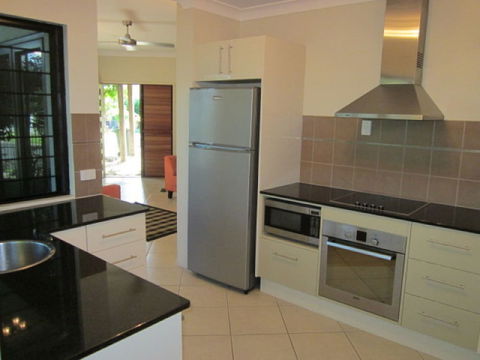 Hai Villa Port Douglas - Kempsey Accommodation 3