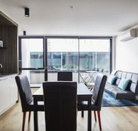 Sleek Arthouse Apartment With Pool Close to City - Kempsey Accommodation