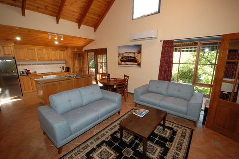 Garden Cottage Beechworth - Kempsey Accommodation 4