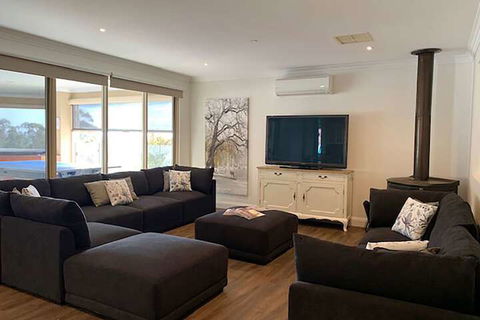 Grand Gippsland Home Sleeps Up To 28 - Kempsey Accommodation 7
