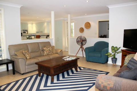 FRANGIPANI BEACH HOUSE PET FRIENDLY 22 Belbourie Cres Boomerang Beach - Kempsey Accommodation 6