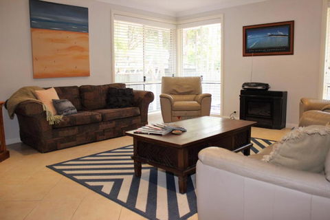 FRANGIPANI BEACH HOUSE PET FRIENDLY 22 Belbourie Cres Boomerang Beach - Kempsey Accommodation 4