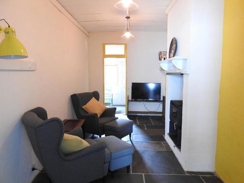 Cooks Cottage - Kempsey Accommodation 2