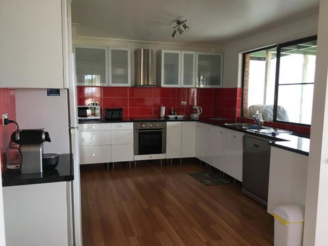 Arena Blanca Holiday Home - Kempsey Accommodation 2