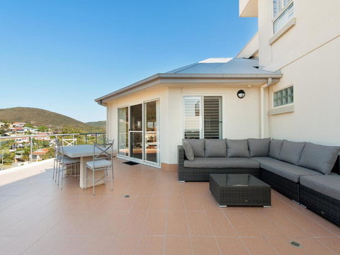 Views Views & More Views Sub Penthouse In Shoal Bay - Kempsey Accommodation 4