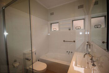 Fairways Close - Kempsey Accommodation 4