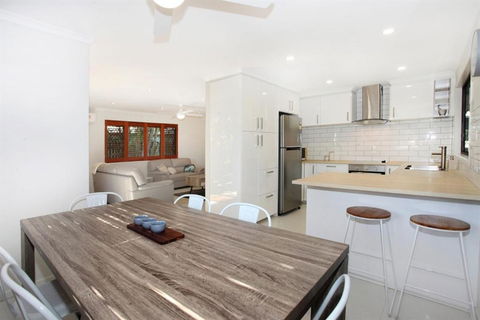 FABULOUS HOLIDAY HIDEAWAY COOLUM BEACH - Kempsey Accommodation 6