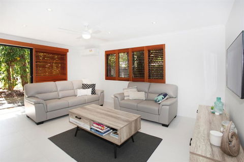 FABULOUS HOLIDAY HIDEAWAY COOLUM BEACH - Kempsey Accommodation 2