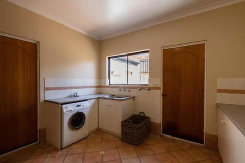 Maidstone Executive Residence - Kempsey Accommodation 7