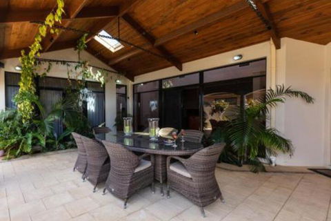 Maidstone Executive Residence - Kempsey Accommodation 0