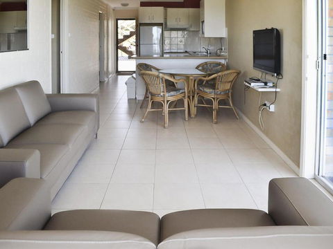 Fairholme 5 Opposite Lake - Kempsey Accommodation 4