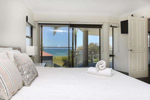 BEACHSIDE MANOR Walk To The Beach - Kempsey Accommodation 3