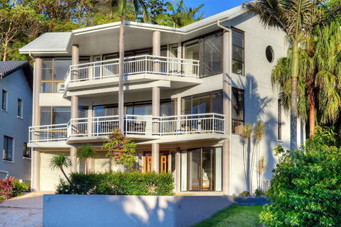 BEACHSIDE MANOR Walk To The Beach - Kempsey Accommodation 4
