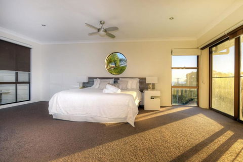 BEACHSIDE MANOR Walk To The Beach - Kempsey Accommodation 6