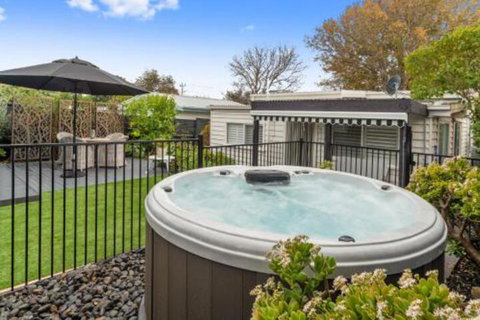 Amber Cottage Luxury Seaside Retreat With Outdoor Spa! - Kempsey Accommodation 4