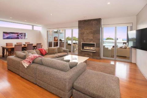 Opulent Oasis - Kempsey Accommodation 2