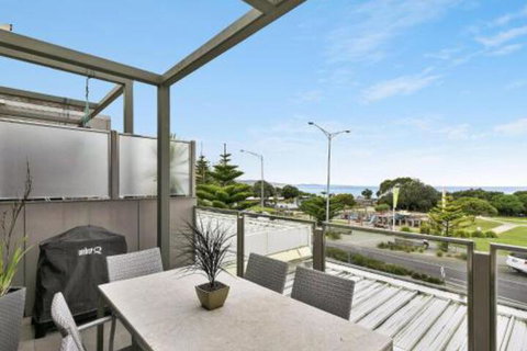 WATERFRONT TWO Position Perfect NEW LISTING 2019 - Kempsey Accommodation 3
