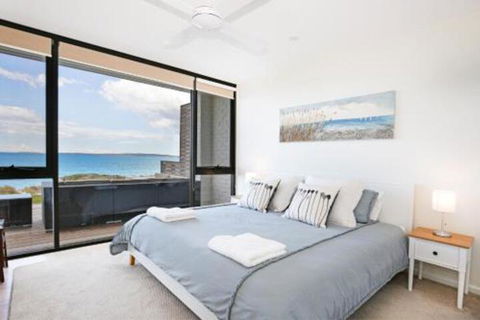Azure Absolute Beachfront Pet Friendly - Kempsey Accommodation 6