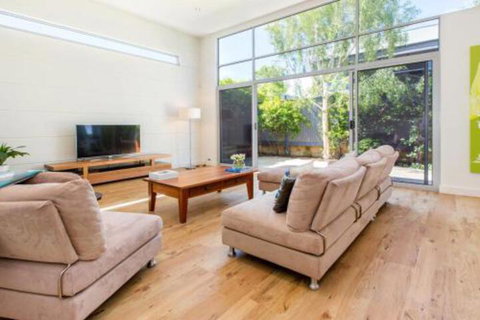 PALM COURT RETREAT MORNINGTON - Kempsey Accommodation 0