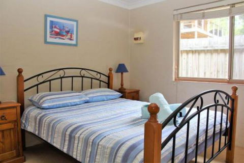 BEACHSIDE VILLA 2 - Kempsey Accommodation 3