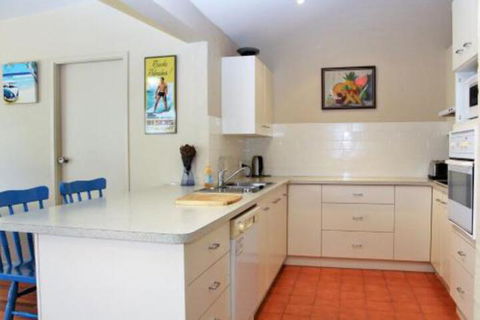 BEACHSIDE VILLA 2 - Kempsey Accommodation 2