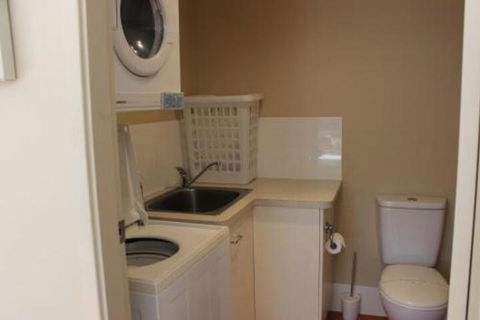 BEACHSIDE VILLA 2 - Kempsey Accommodation 7