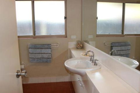 BEACHSIDE VILLA 2 - Kempsey Accommodation 5