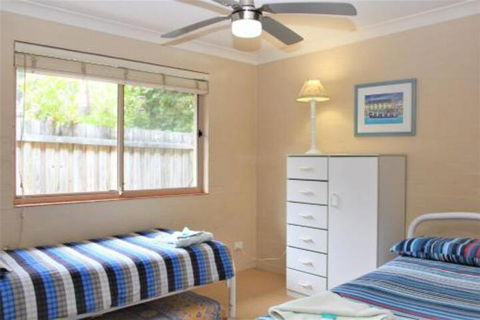 BEACHSIDE VILLA 2 - Kempsey Accommodation 4