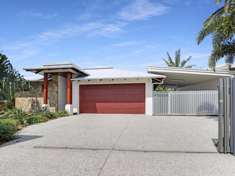 WATERFRONT HOME BORDERING MOOLOOLABA - Kempsey Accommodation 2