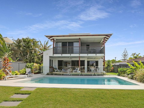 WATERFRONT HOME BORDERING MOOLOOLABA - Kempsey Accommodation 4