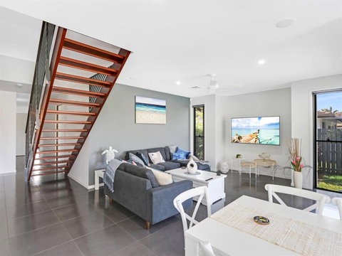 WATERFRONT HOME BORDERING MOOLOOLABA - Kempsey Accommodation 5