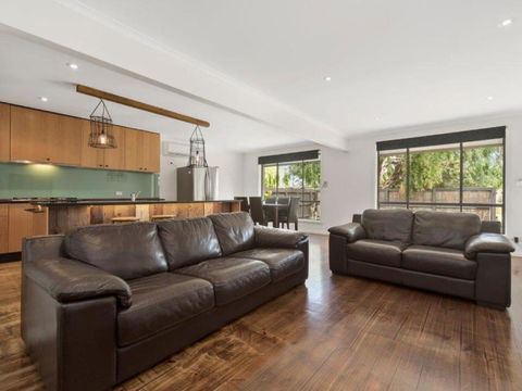 Family Foreshore Favourite - Kempsey Accommodation 5