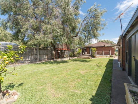 Family Foreshore Favourite - Kempsey Accommodation 1