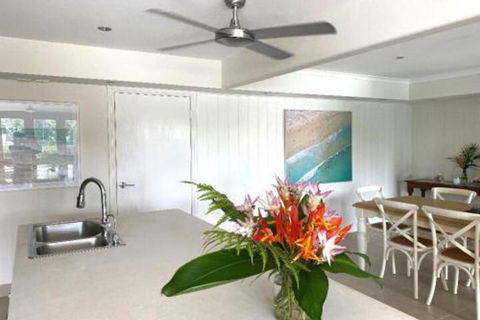 Absolute Lakefront Port Douglas - Kempsey Accommodation 4