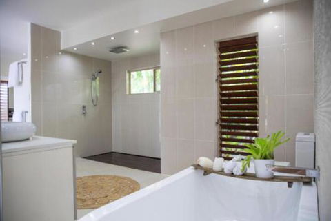 Absolute Lakefront Port Douglas - Kempsey Accommodation 3