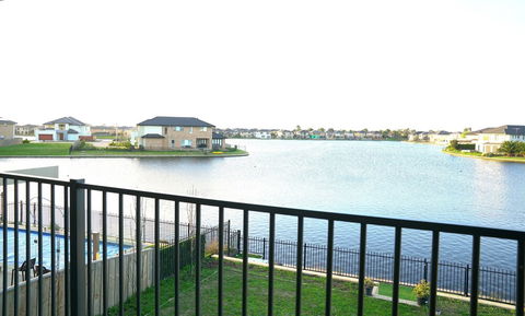 Waterfront Villa In Sanctuary Lakes - Kempsey Accommodation 2