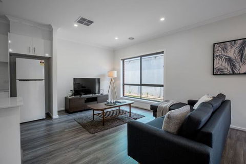 Comfy And Warm Home In Point Cook - Kempsey Accommodation 5